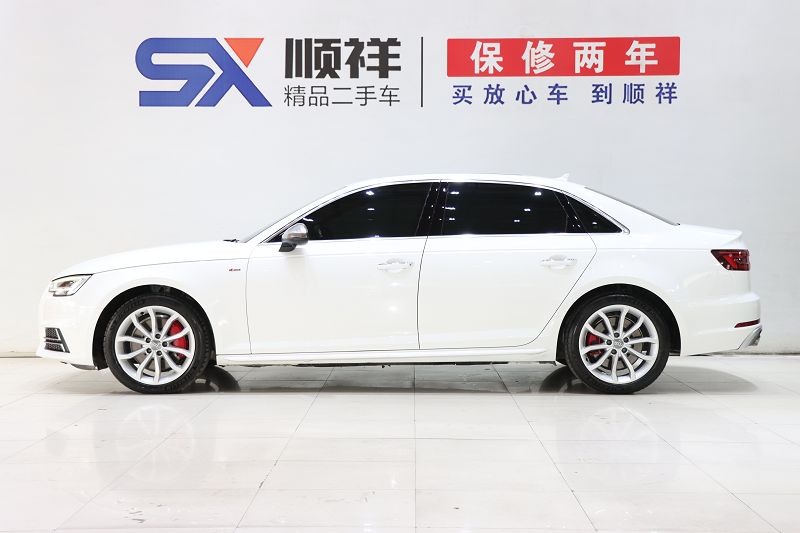 奥迪A4L 2018款 30周年年型 45 TFSI quattro 个性运动版