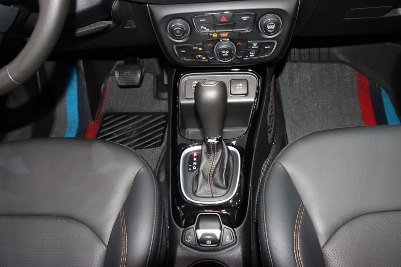 Jeep 指南者 2019款 220T 自动家享版