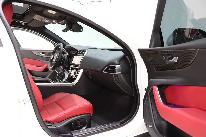 捷豹XEL 2021款 2.0T 250PS 曜黑运动版
