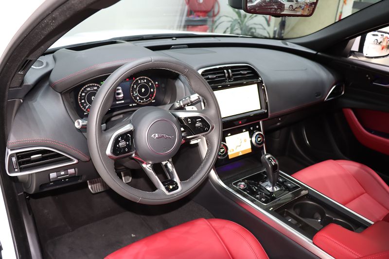 捷豹XEL 2021款 2.0T 250PS 曜黑运动版