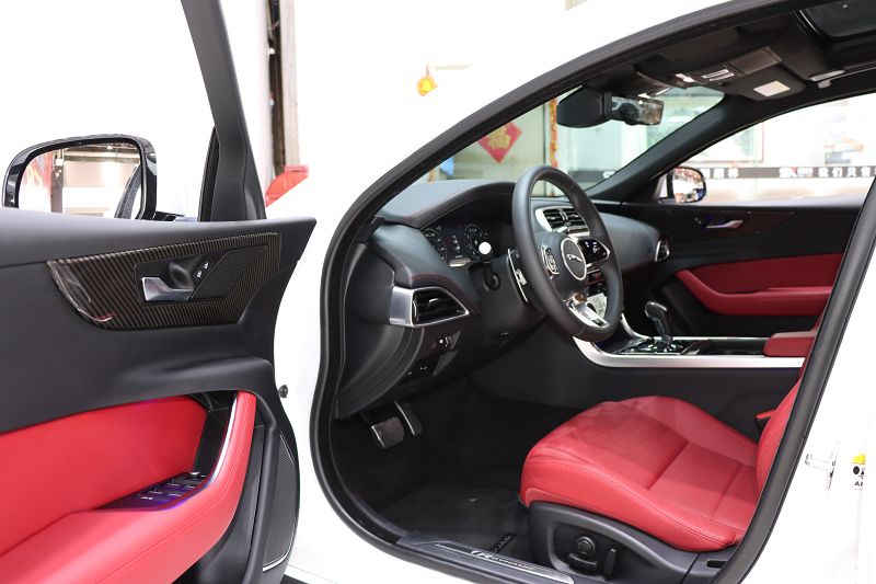 捷豹XEL 2021款 2.0T 250PS 曜黑运动版