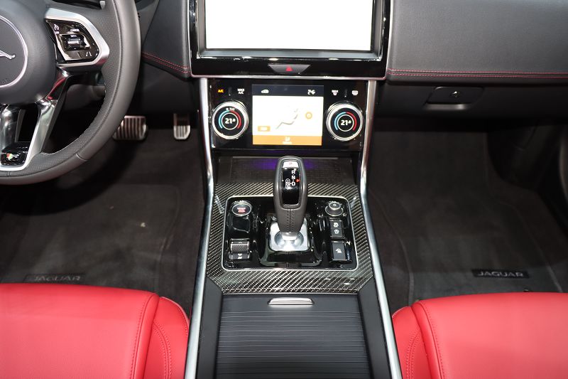 捷豹XEL 2021款 2.0T 250PS 曜黑运动版