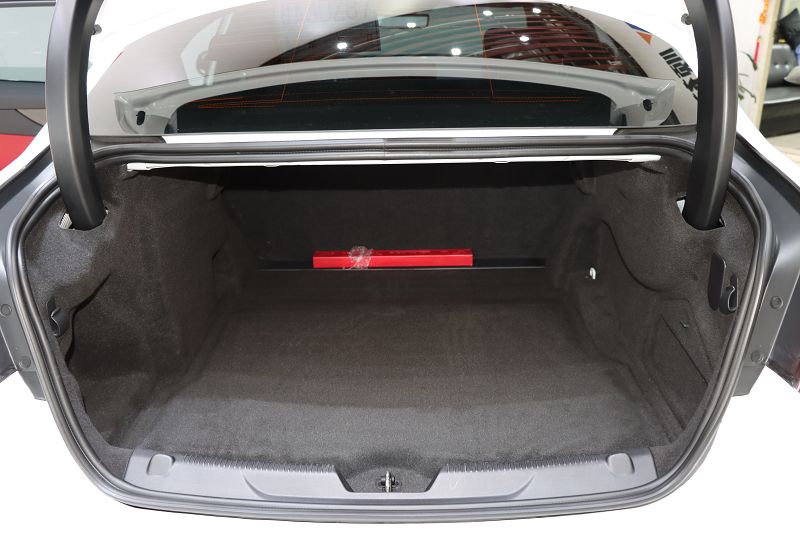 捷豹XEL 2021款 2.0T 250PS 曜黑运动版