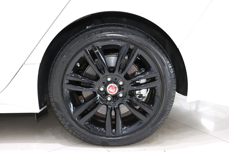 捷豹XEL 2021款 2.0T 250PS 曜黑运动版