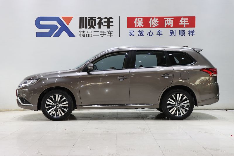 三菱欧蓝德 2021款 2.0L 两驱畅享版 5座