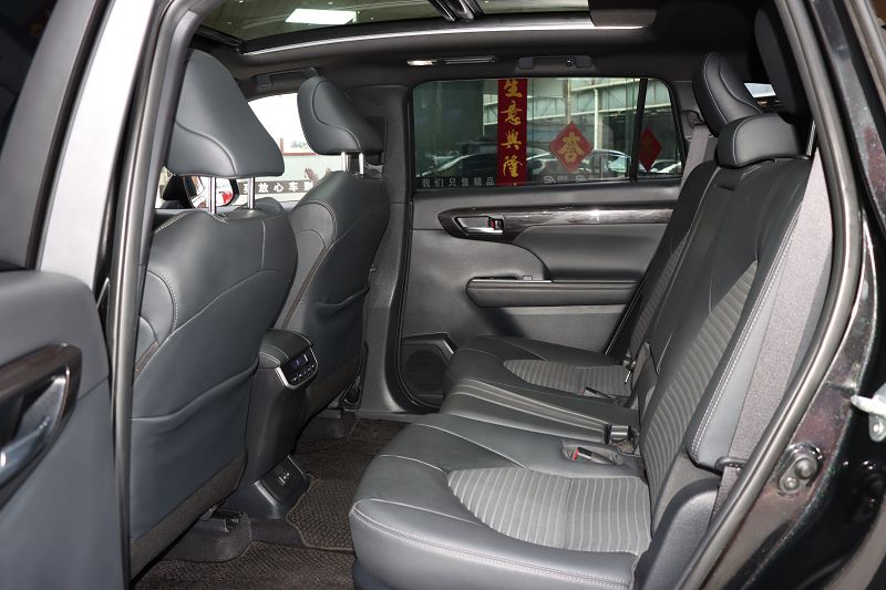 丰田 皇冠陆放 2022款 2.5L HEV四驱尊贵版