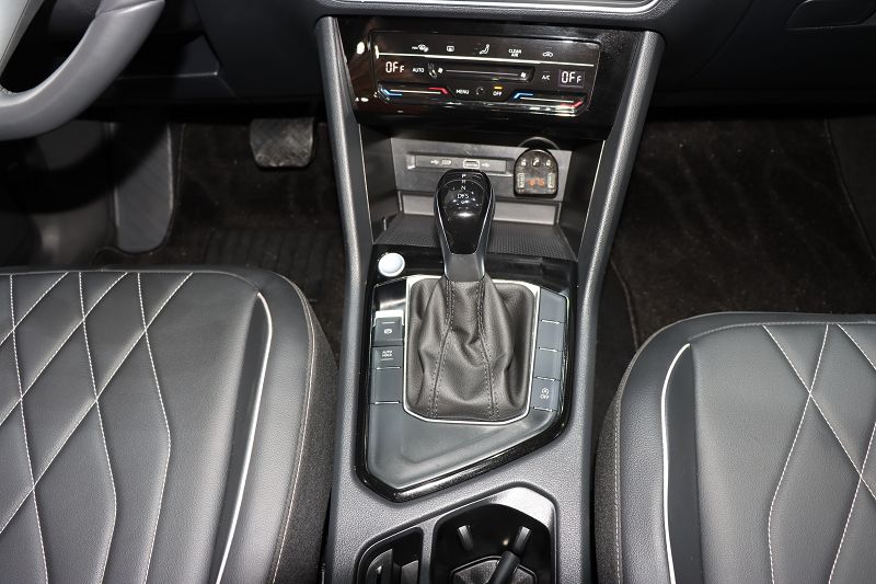 大众 途观L 2024款 出众款 300TSI 自动两驱龙腾版