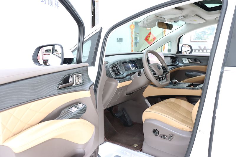 腾势D9 2022款 DM-i 970 四驱旗舰型