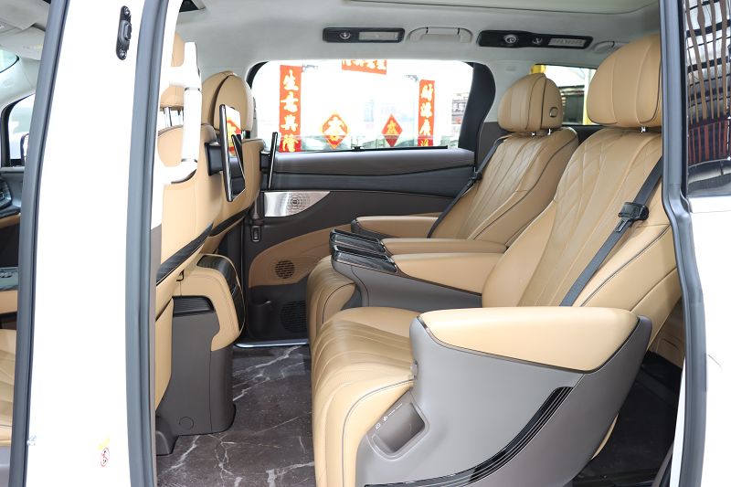 腾势D9 2022款 DM-i 970 四驱旗舰型