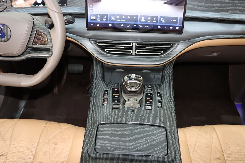 腾势D9 2022款 DM-i 970 四驱旗舰型