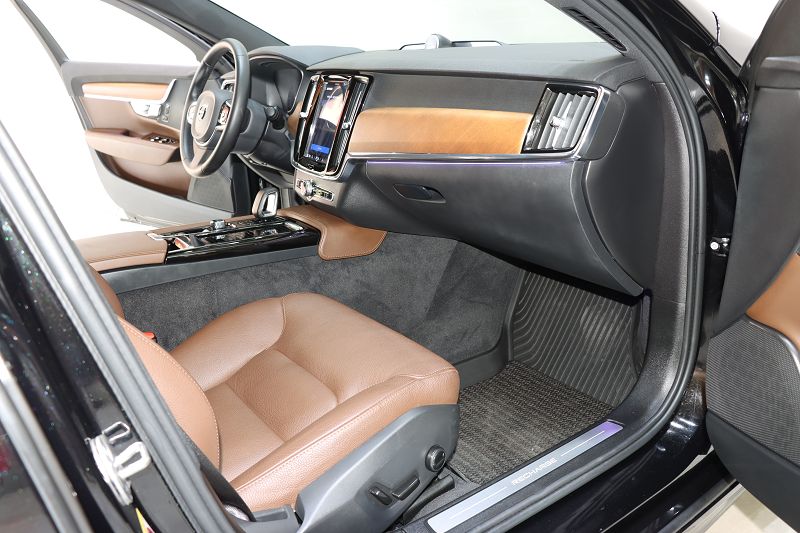 沃尔沃S90插电式混动 2024款 插电式混动 四驱长续航智逸豪华版