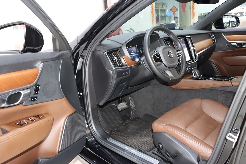 沃尔沃S90插电式混动 2024款 插电式混动 四驱长续航智逸豪华版