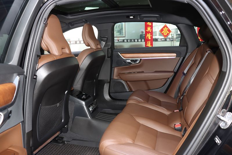 沃尔沃S90插电式混动 2024款 插电式混动 四驱长续航智逸豪华版