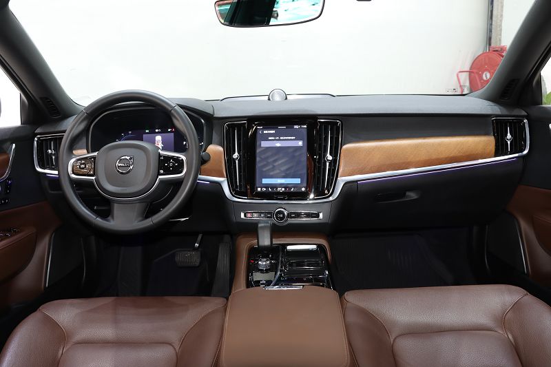 沃尔沃S90插电式混动 2024款 插电式混动 四驱长续航智逸豪华版