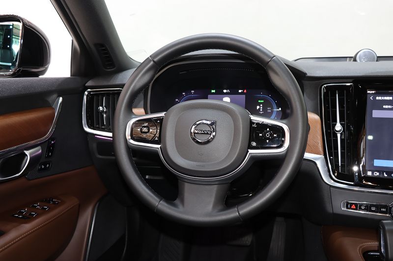 沃尔沃S90插电式混动 2024款 插电式混动 四驱长续航智逸豪华版