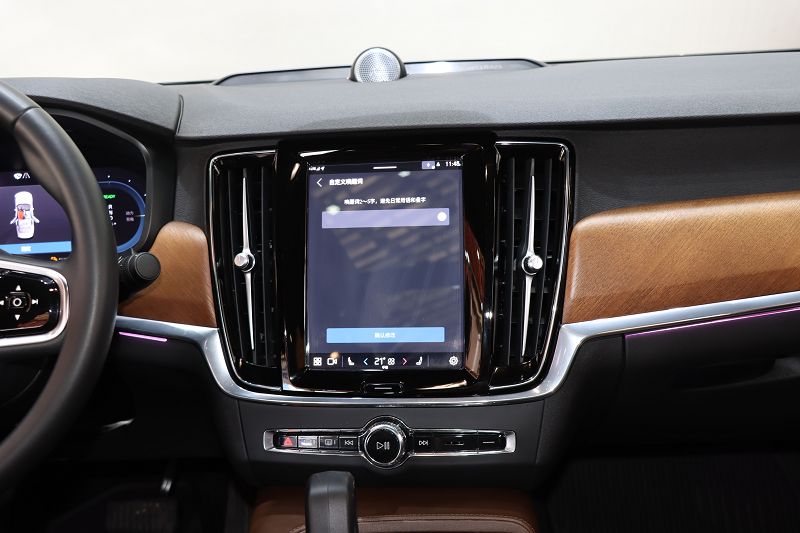 沃尔沃S90插电式混动 2024款 插电式混动 四驱长续航智逸豪华版