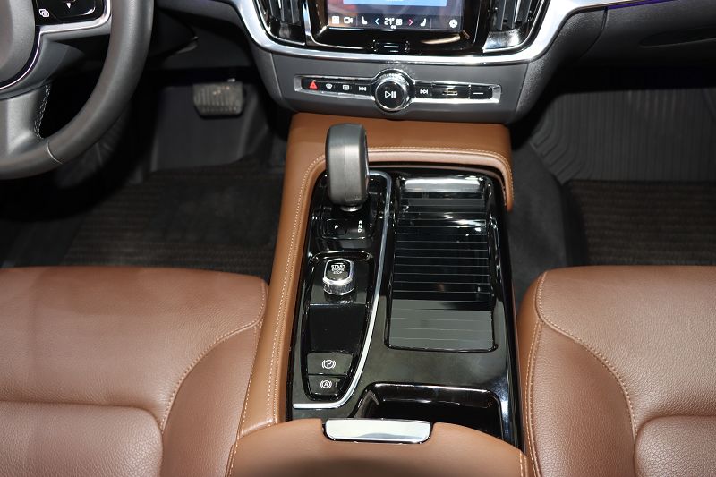 沃尔沃S90插电式混动 2024款 插电式混动 四驱长续航智逸豪华版