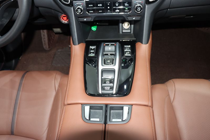 本田UR-V 2020款 370TURBO 两驱尊雅版