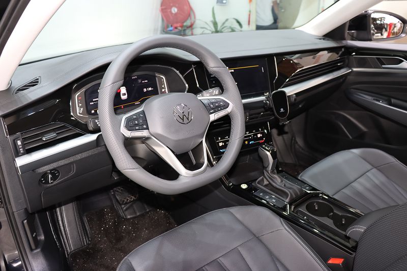 大众 帕萨特 2025款 出众款 380TSI 龙腾版