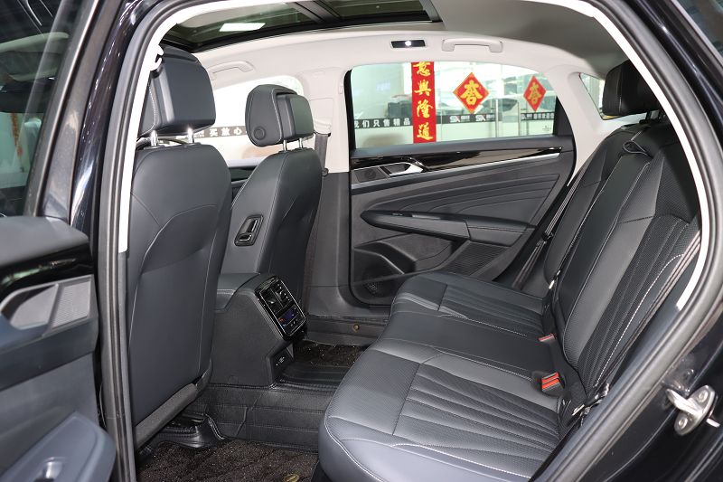大众 帕萨特 2025款 出众款 380TSI 龙腾版