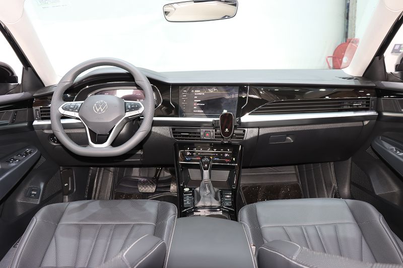 大众 帕萨特 2025款 出众款 380TSI 龙腾版