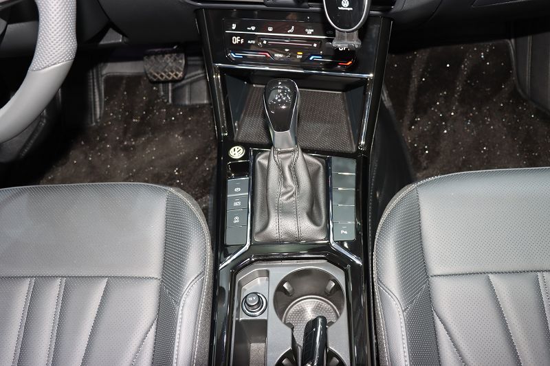 大众 帕萨特 2025款 出众款 380TSI 龙腾版