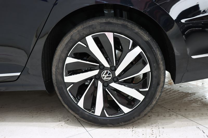 大众 帕萨特 2025款 出众款 380TSI 龙腾版