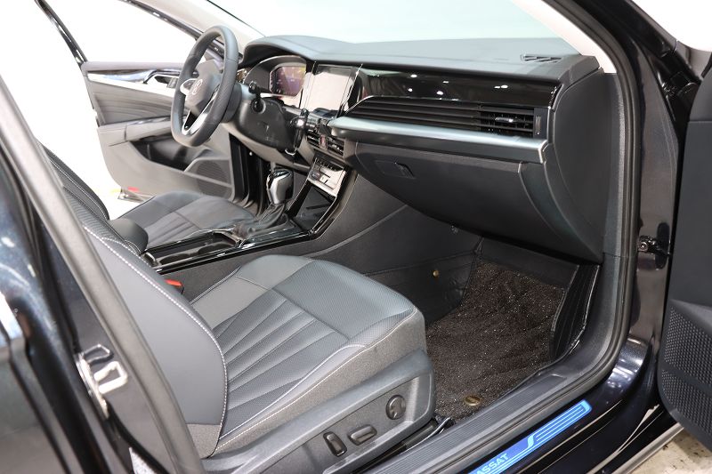 大众 帕萨特 2025款 出众款 380TSI 龙腾版