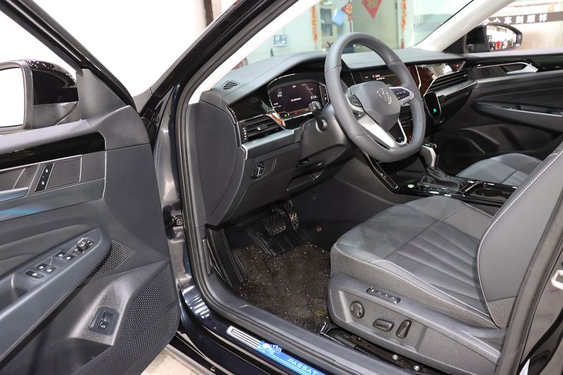 大众 帕萨特 2025款 出众款 380TSI 龙腾版