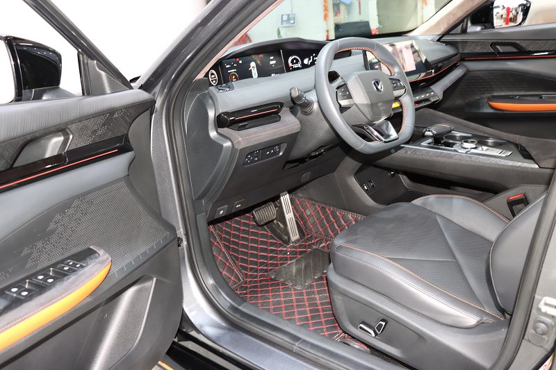 长安UNI-V 2022款 1.5T 运动版