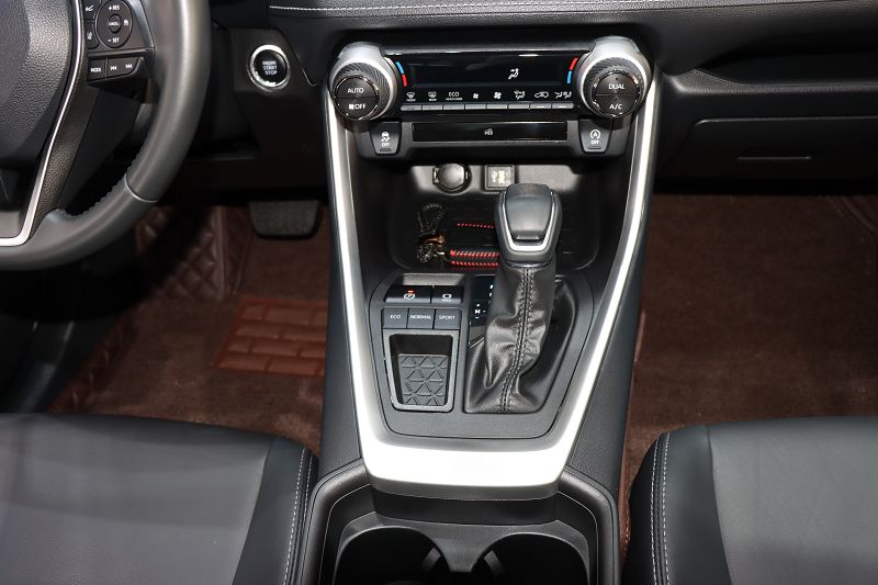 丰田 威兰达 2023款 2.0L CVT两驱豪华PLUS版