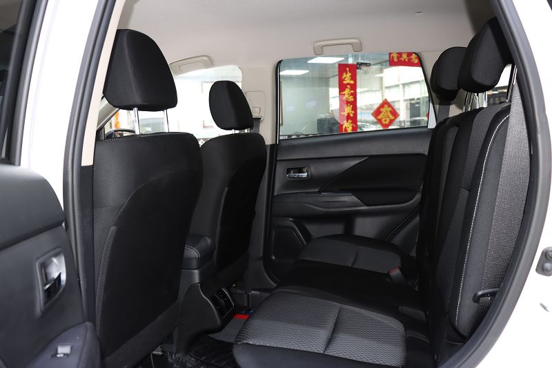 三菱欧蓝德 2021款 改款 2.0L 两驱畅行版 5座