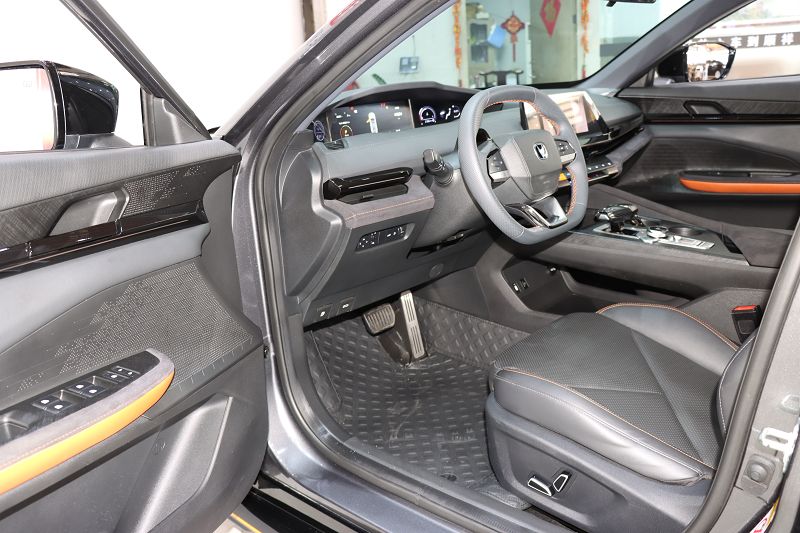 长安UNI-V 2022款 1.5T 运动版