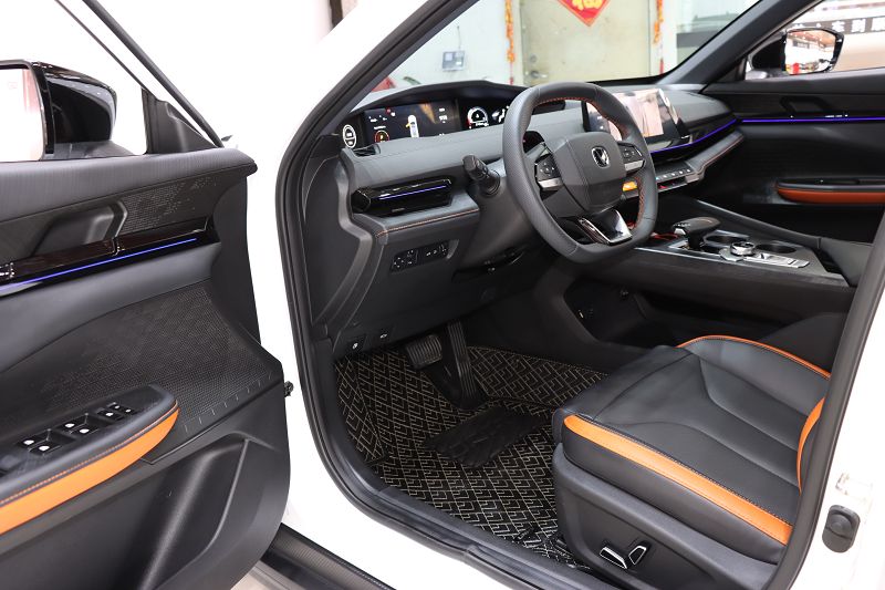长安UNI-V 2023款 1.5T 尊贵型