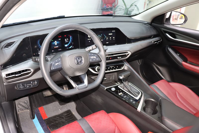 长安 逸动 2021款 PLUS 蓝鲸NE 1.4T GDI DCT尊贵型 国VI