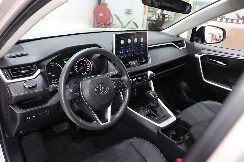 丰田 威兰达 2022款 双擎 2.5L E-CVT两驱豪华版